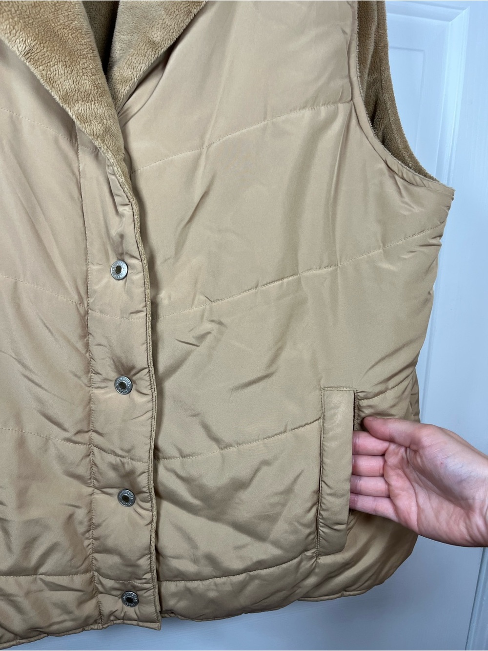 Sag Harbor Tan Quilted Vest with Plush Fur Collar (L) - Picture 6 of 13